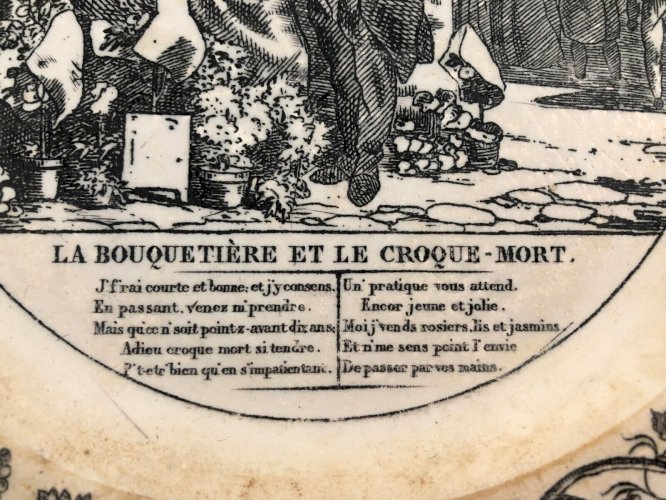 Assiette parlante 1828 – Creil & Montereau – “La Bouquetière & le Croque-Mort” –