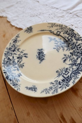 Assiette plate ancienne terre de fer - Badonviller modèle Roses