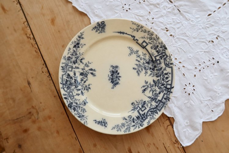 Assiette plate ancienne terre de fer - Badonviller modèle Roses