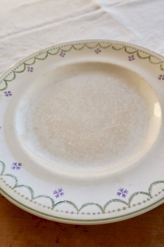 Assiette plate ancienne terre de fer Longwy modèle Violetta