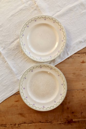 Assiette plate ancienne terre de fer Longwy modèle Violetta