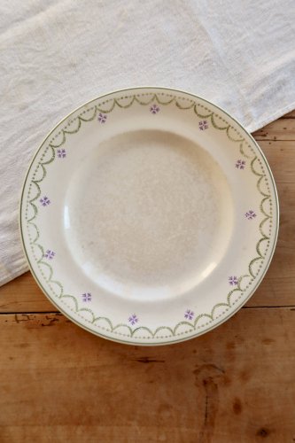 Assiette plate ancienne terre de fer Longwy modèle Violetta
