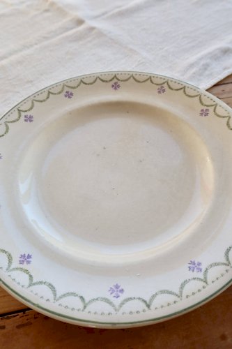 Assiette plate ancienne terre de fer Longwy modèle Violetta