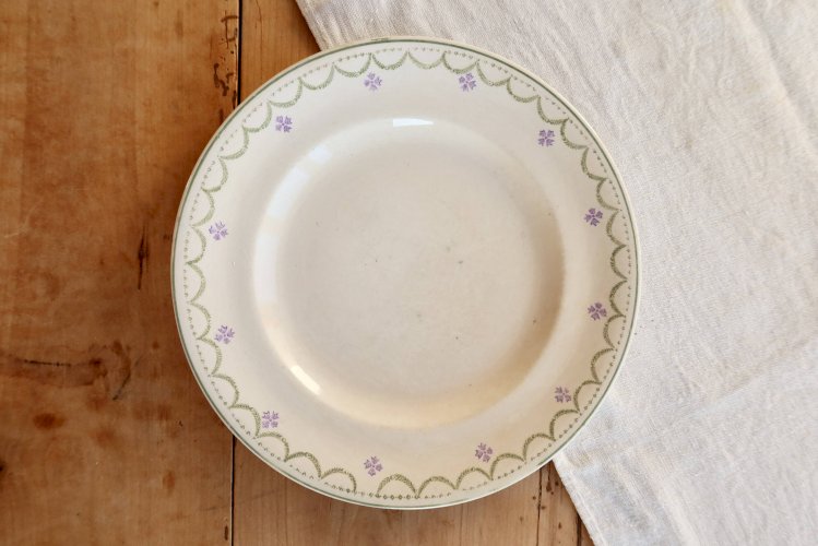 Assiette plate ancienne terre de fer Longwy modèle Violetta