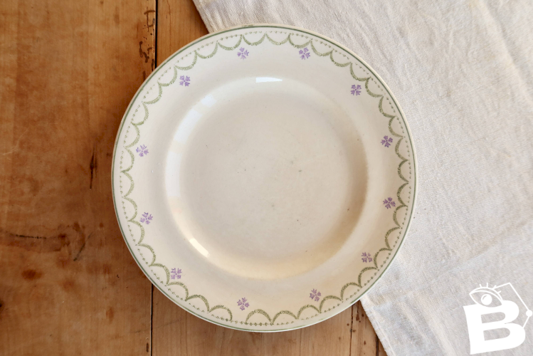 Assiette plate ancienne terre de fer Longwy modèle Violetta