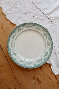 Assiette plate ancienne terre de fer Onnaing modèle Roses Mousses