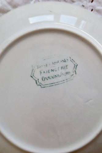 Assiette plate ancienne terre de fer Onnaing modèle Roses Mousses