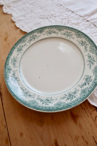 Assiette plate ancienne terre de fer Onnaing modèle Roses Mousses