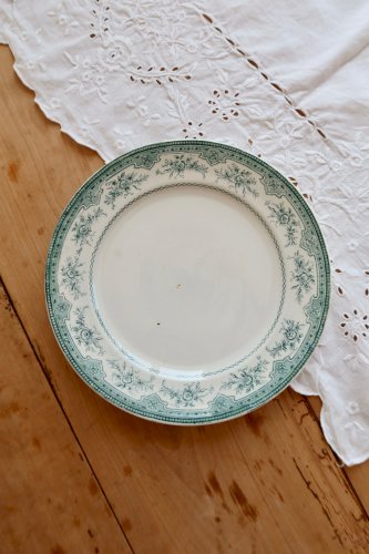 Assiette plate ancienne terre de fer Onnaing modèle Roses Mousses