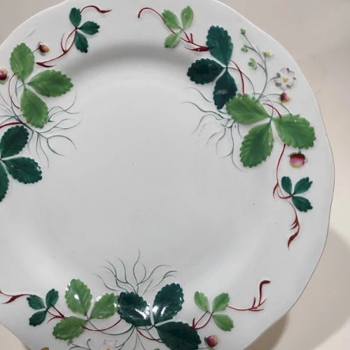 Assiette plate Creil & Montereau XIXème, Geoges Sand, modèle Fraisier en relief
