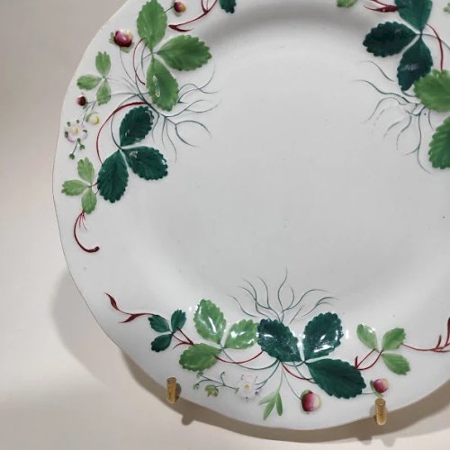 Assiette plate Creil & Montereau XIXème, Geoges Sand, modèle Fraisier en relief