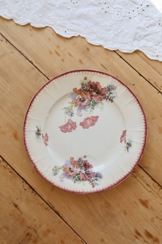 Assiette plate en terre de fer polychrome Saint-Amand et Hamage modèle Pavots