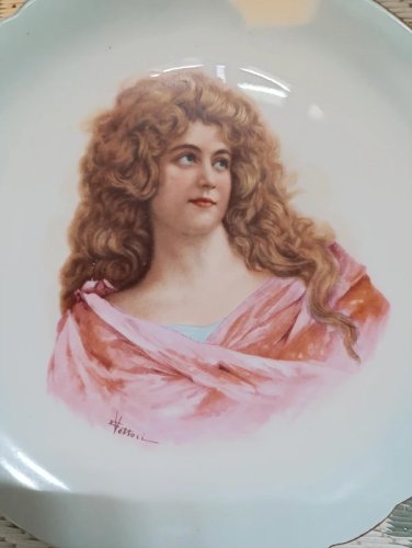 assiette porcelaine decor portrait de femme signé Vettori en bon etat