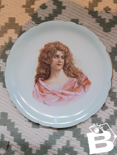 assiette porcelaine decor portrait de femme signé Vettori en bon etat