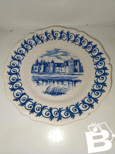 assiette representant le chateau de meillant en bon etat