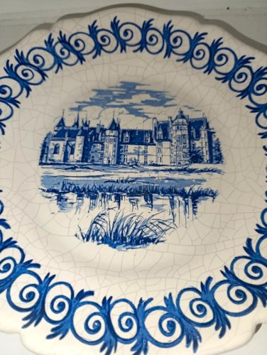 assiette representant le chateau de meillant en bon etat