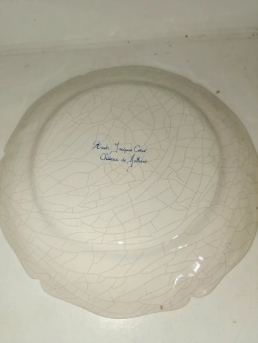 assiette representant le chateau de meillant en bon etat