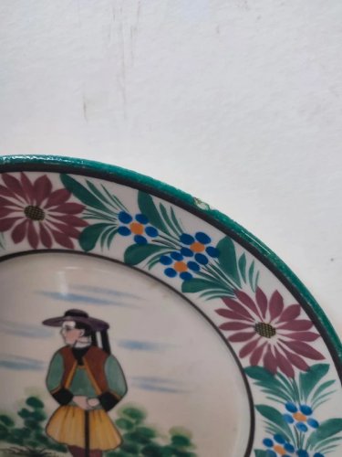 assiette signée HB quimper à decor de personnage en bon etat