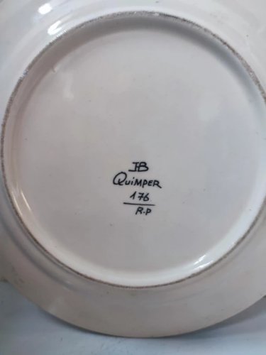 assiette signée HB quimper à decor de personnage en bon etat