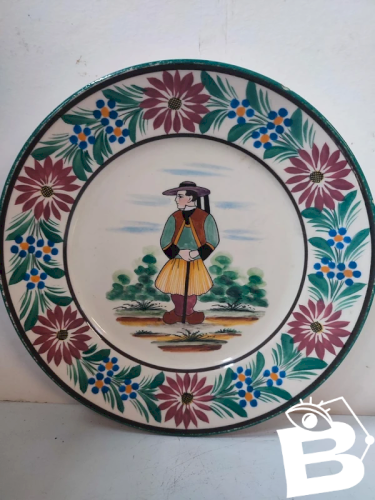 assiette signée HB quimper à decor de personnage en bon etat