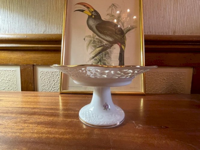 Assiette sur pieds en porcelaine vintage