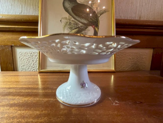 Assiette sur pieds en porcelaine vintage