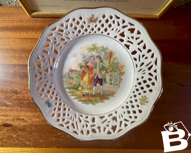 Assiette sur pieds en porcelaine vintage