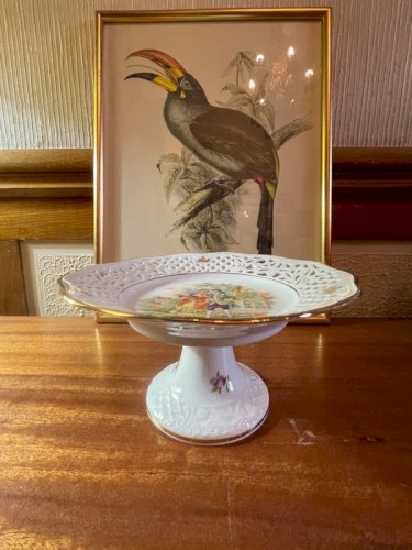 Assiette sur pieds en porcelaine vintage