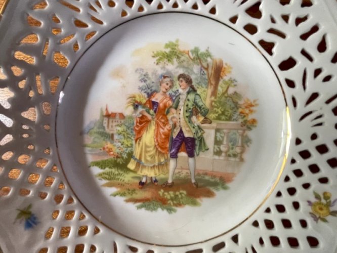 Assiette sur pieds en porcelaine vintage