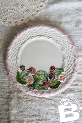 Assiette vintage barbotine tressée décorée de mûres