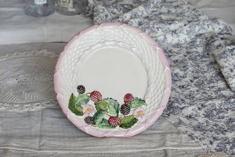 Assiette vintage barbotine tressée décorée de mûres