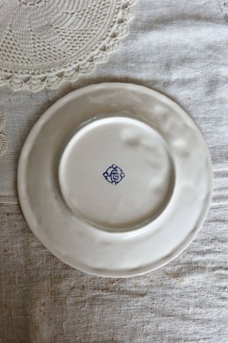 Assiette vintage barbotine tressée décorée de mûres