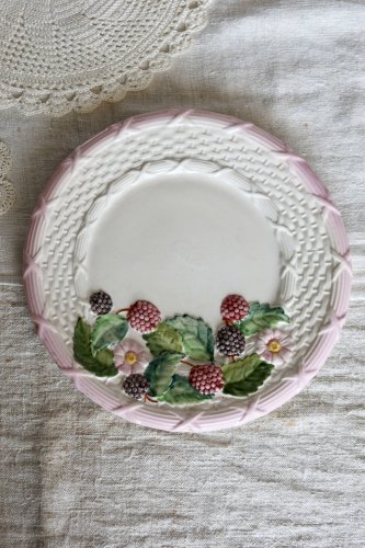Assiette vintage barbotine tressée décorée de mûres