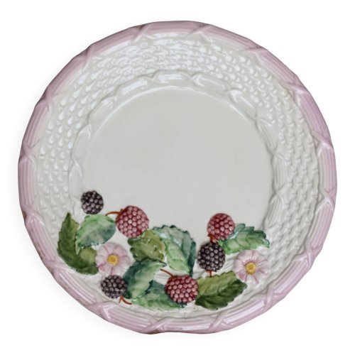 Assiette vintage barbotine tressée décorée de mûres