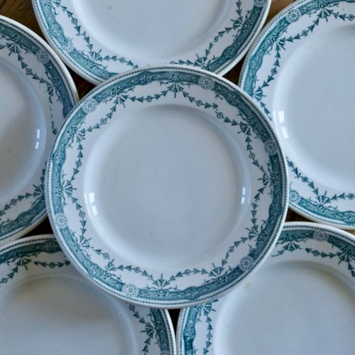 Assiettes anciennes en terre de fer signées Moulin des Loups Provence