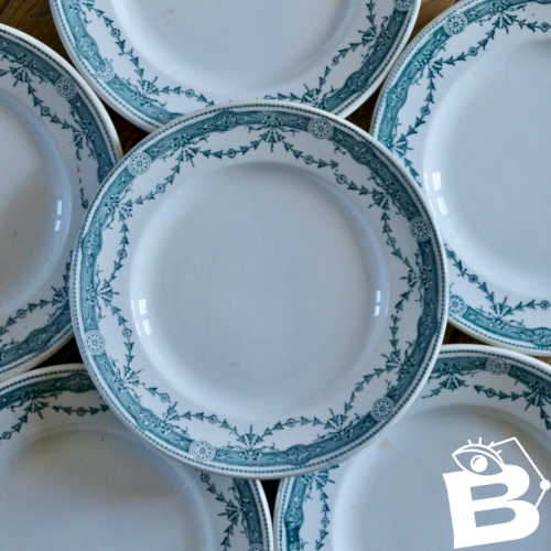 Assiettes anciennes en terre de fer signées Moulin des Loups Provence