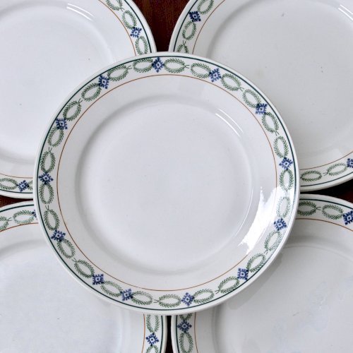 Assiettes anciennes terre de fer St Amand guirlande