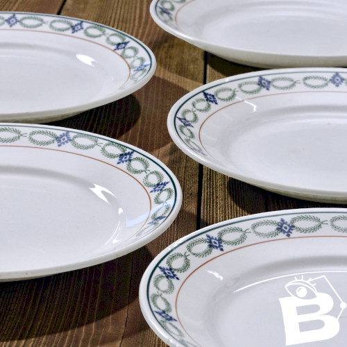 Assiettes anciennes terre de fer St Amand guirlande