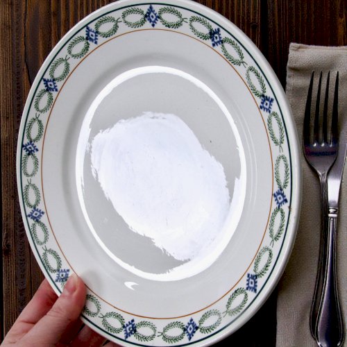 Assiettes anciennes terre de fer St Amand guirlande