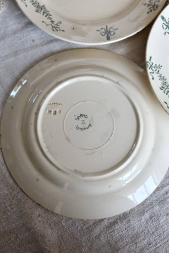 Assiettes antiques Longchamp en terre de fer verte et beige, modèle Sapho
