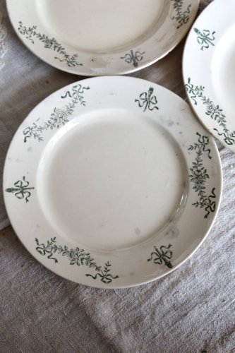 Assiettes antiques Longchamp en terre de fer verte et beige, modèle Sapho