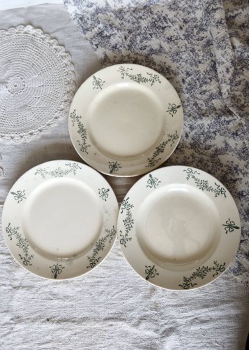 Assiettes antiques Longchamp en terre de fer verte et beige, modèle Sapho