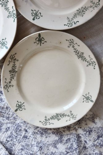 Assiettes antiques Longchamp en terre de fer verte et beige, modèle Sapho