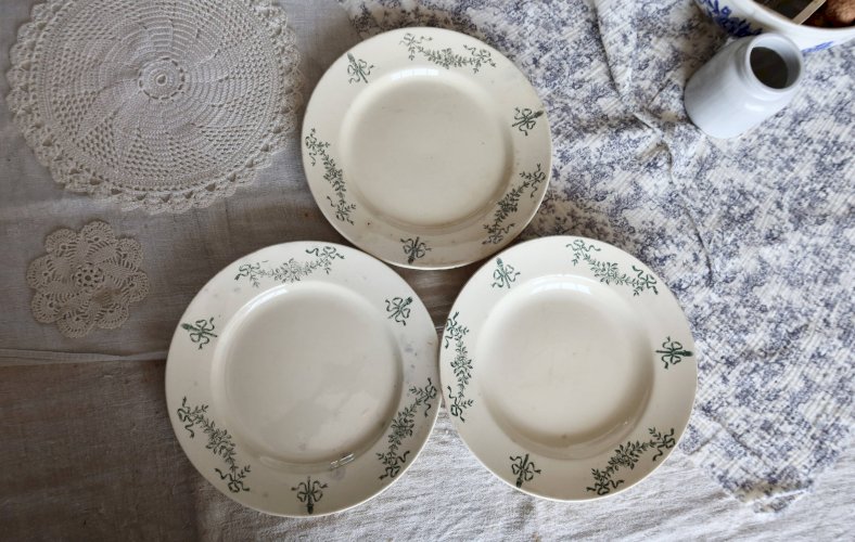 Assiettes antiques Longchamp en terre de fer verte et beige, modèle Sapho