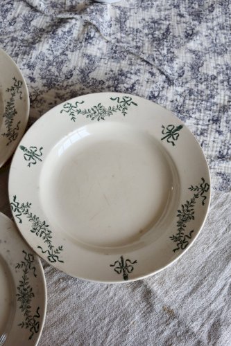 Assiettes antiques Longchamp en terre de fer verte et beige, modèle Sapho