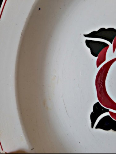 Assiettes creuses bordeaux et noir Sarreguemines, serice Noyon