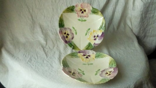 ASSIETTES EN BARBOTINE CHOISY LE ROI FLEUR DE PENSÉE FIN 19 ÈME **