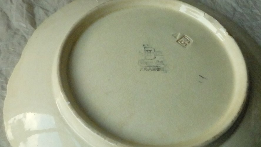 ASSIETTES EN BARBOTINE CHOISY LE ROI FLEUR DE PENSÉE FIN 19 ÈME **