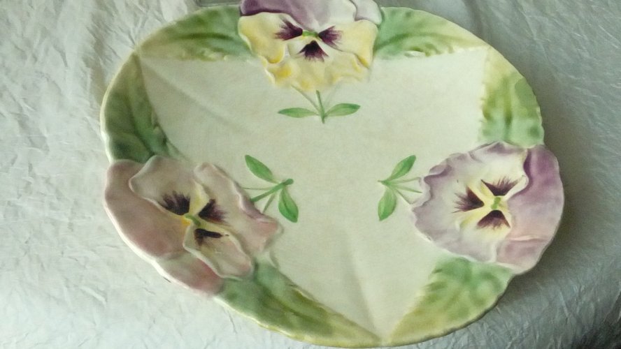 ASSIETTES EN BARBOTINE CHOISY LE ROI FLEUR DE PENSÉE FIN 19 ÈME **