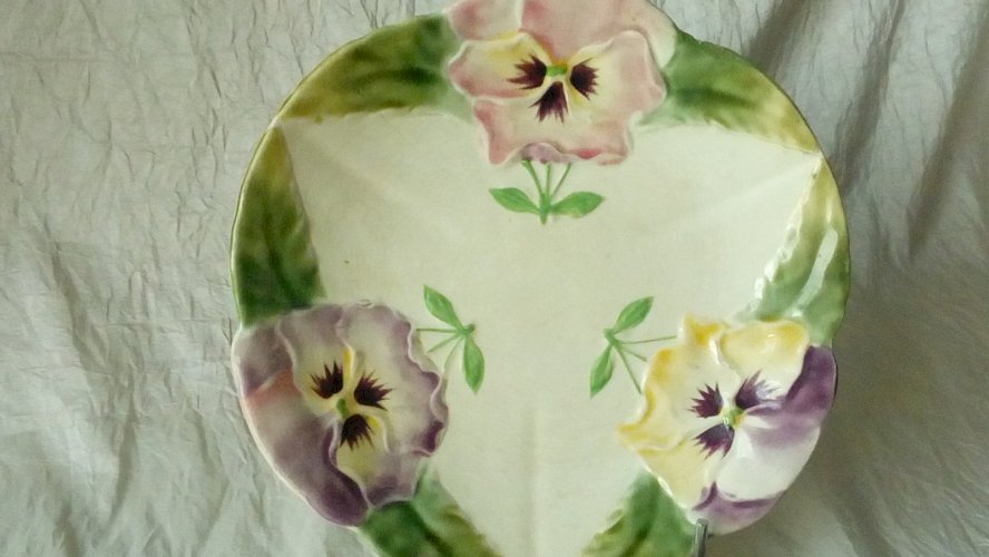 ASSIETTES EN BARBOTINE CHOISY LE ROI FLEUR DE PENSÉE FIN 19 ÈME **